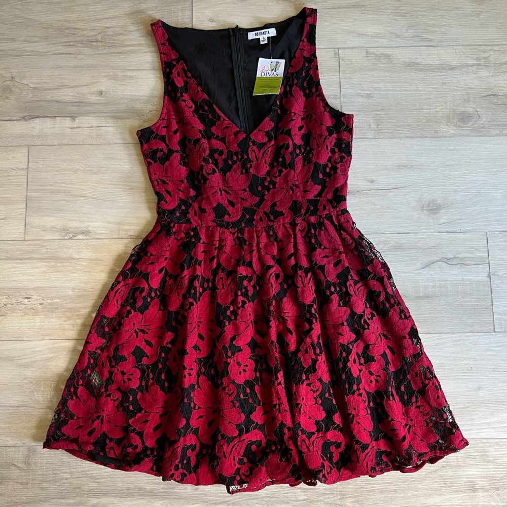 NWT BB Dakota Lanson Contrast Lace A-line Dress Black Red Sleeveless V-neck.